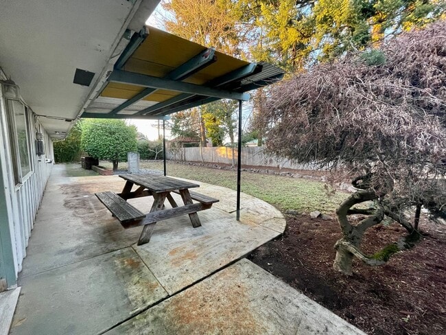 Building Photo - Classic 3 Bedroom 1.5 Bathroom Ranch House in Beaverton!! Great Yard! Cedar Hills~Cedar Mill Nort...