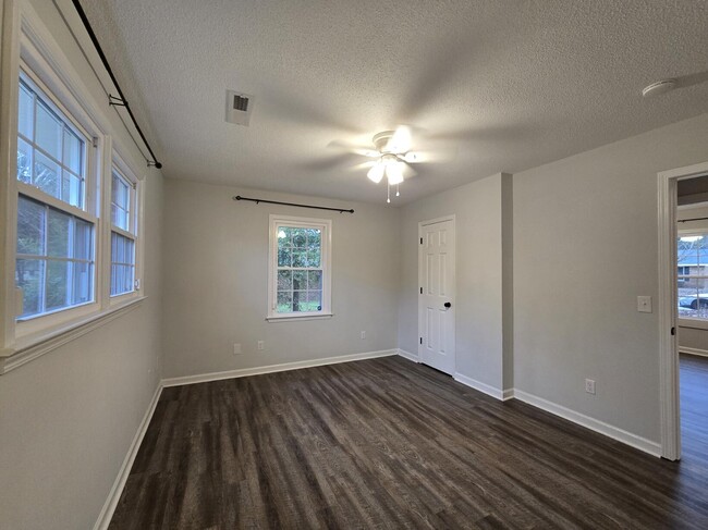 Building Photo - 620 Rainbow Dr