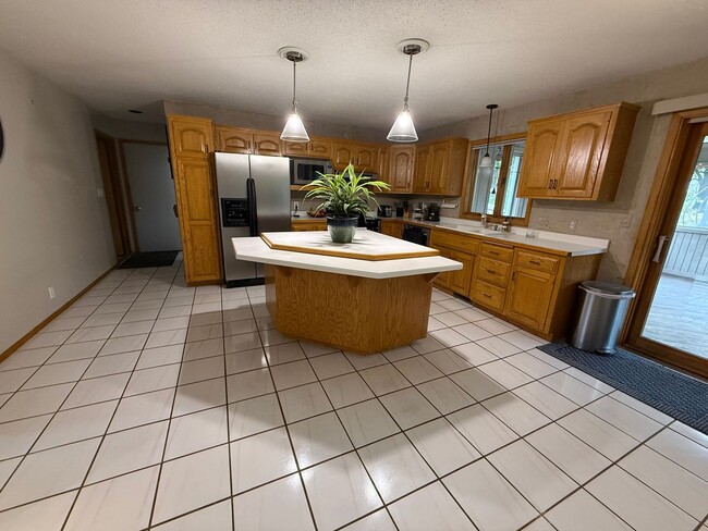 Building Photo - Beautiful single family home!