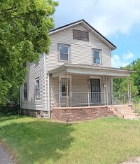 Building Photo - Spacious 3 Bedroom Split Level Home