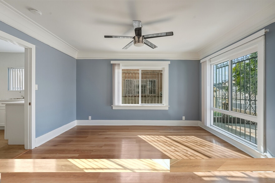 Building Photo - 1174 N Alexandria Ave