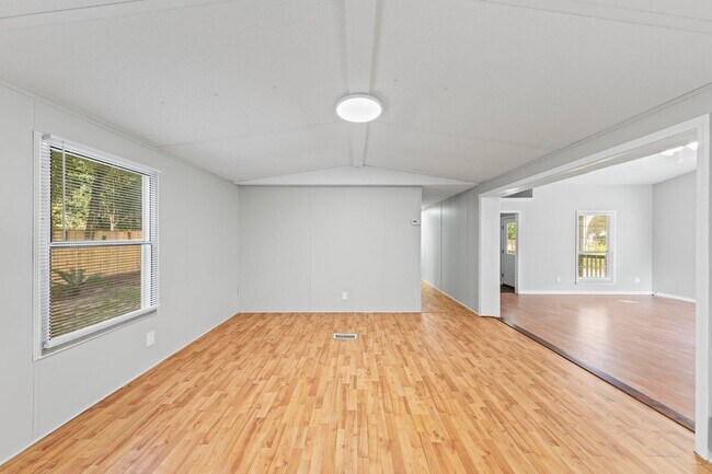 Building Photo - 698 Persimmon St