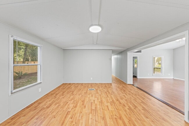 Building Photo - 700 Persimmon St
