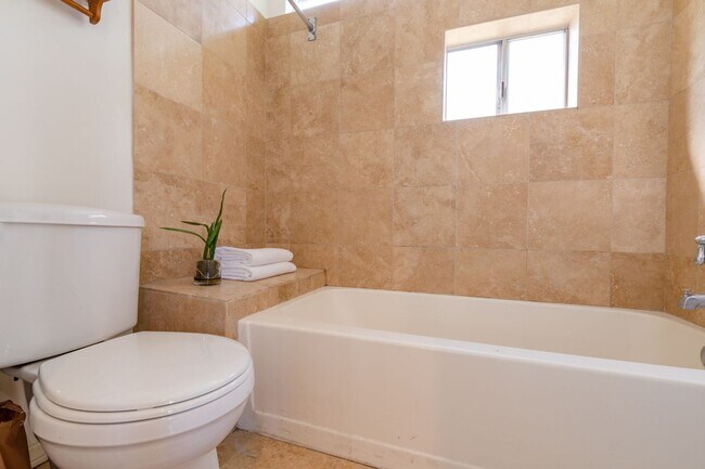 Building Photo - Beautiful Hollywood Hills Home For Lease!