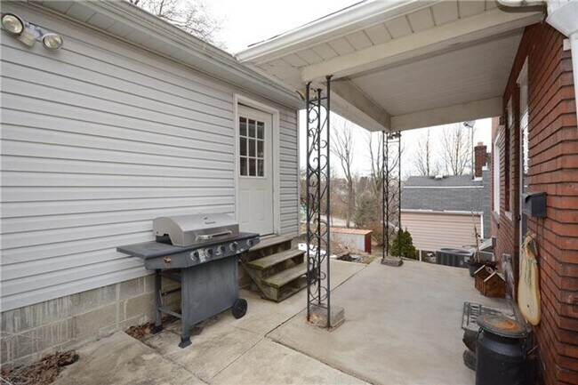 Building Photo - 2112 Saranac Ave