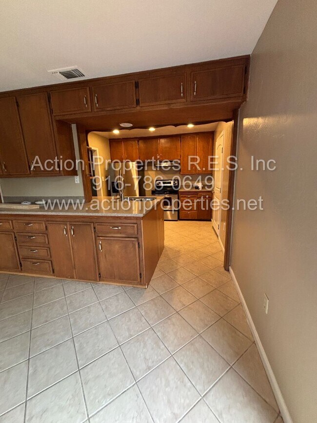 Building Photo - Move In Special! Central Roseville -  4 Bed, 2 Bath - Single Story - Separate Living and Family R...