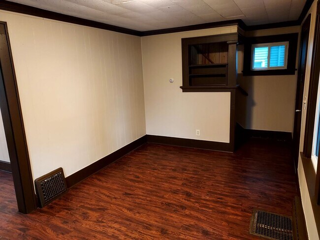 Building Photo - Welcome to your new home! 2 bed 1 bath single family house