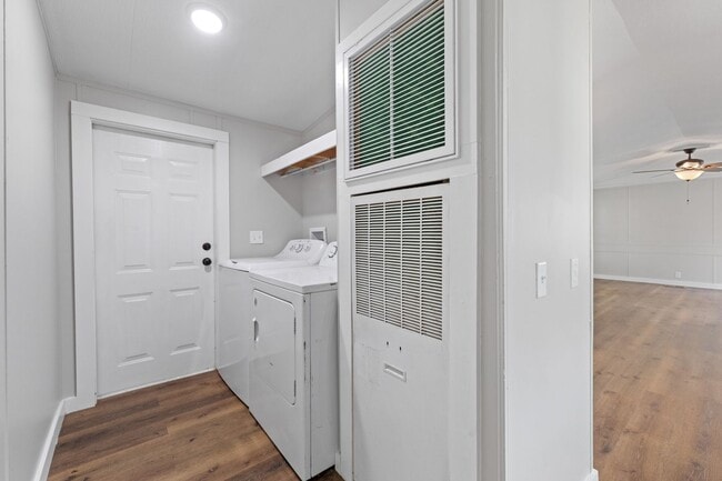 Building Photo - 3 bed 2 bath