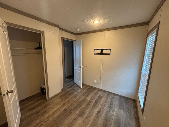 Building Photo - 8907 Deerwood Dr