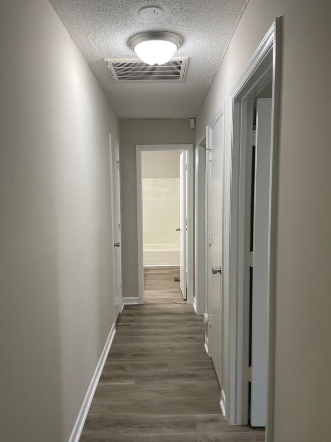 Building Photo - Great Duplex Unit Ready for YOU!