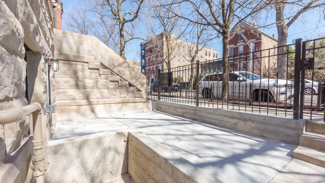 Building Photo - 2036 N Hoyne Ave