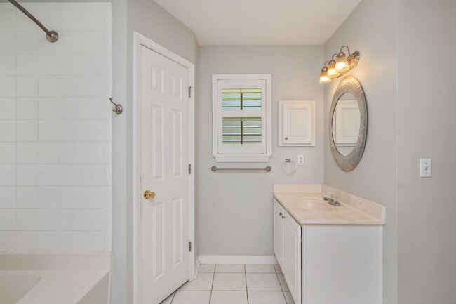 Building Photo - 1402 Ernest Hemingway Dr