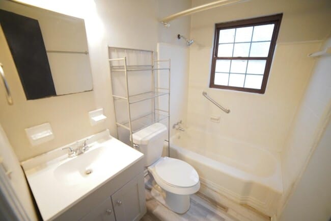 Building Photo - 2031 Holmes St