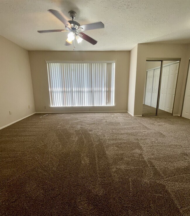 Building Photo - 2126 Collingsfield Dr