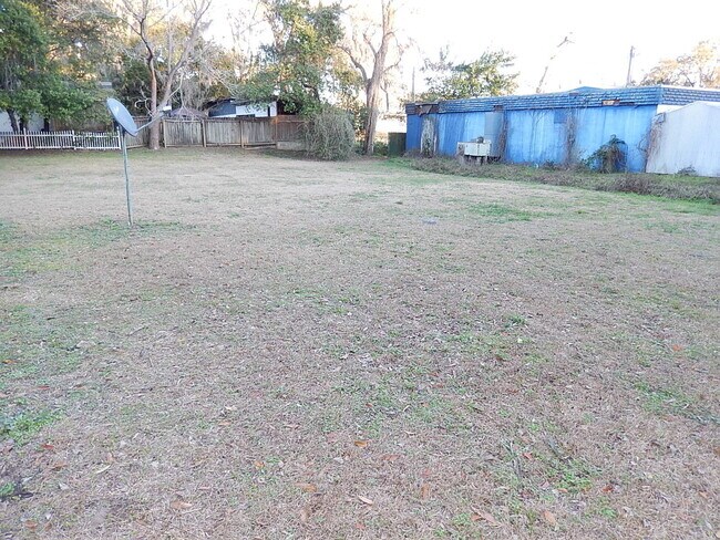 Building Photo - SPACIOUS Quincy 2/1 w/ Wood Floors, All New Windows, New Deck, over 1200 sq ft, & More! $1095/mon...