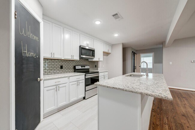 Building Photo - 6708 Manor Dr