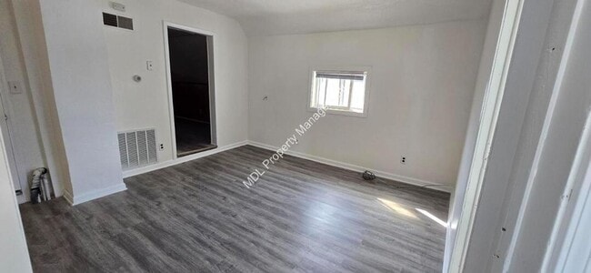 Building Photo - 511 S Monroe St