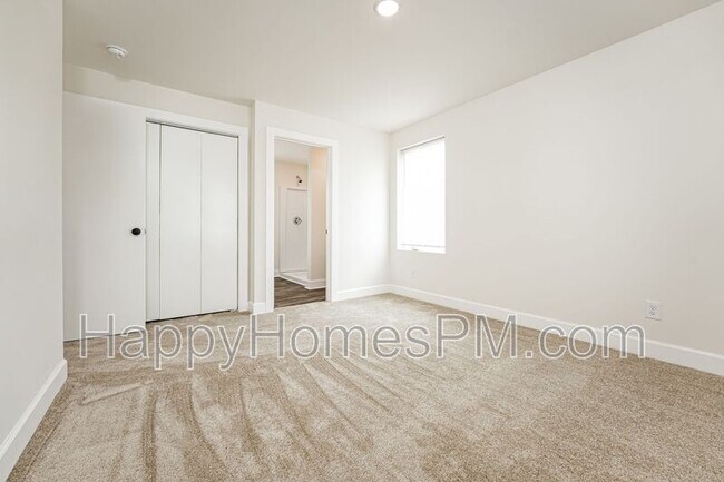 Building Photo - 5 Iron Frg Aly
