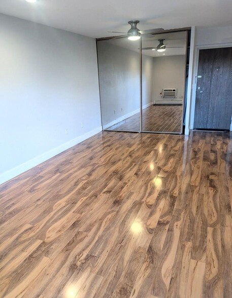 Living room (West) - 4110 Hale Pky