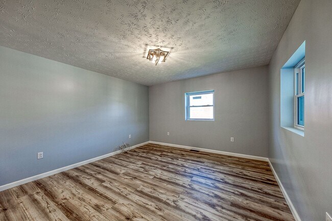 Building Photo - Grand Ave Duplex