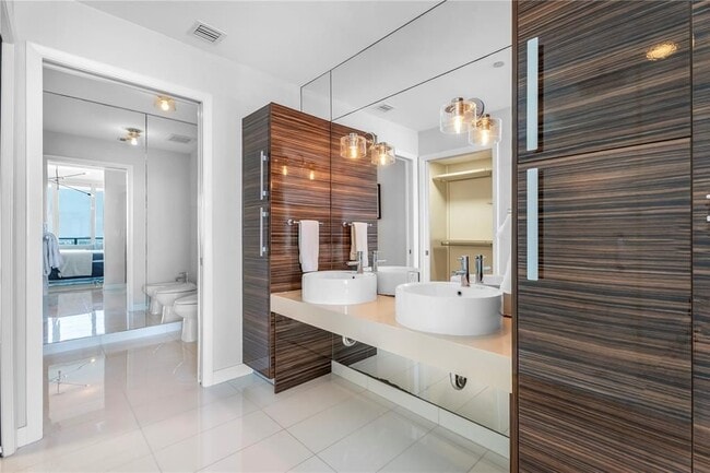 Building Photo - 2020 N Bayshore Dr
