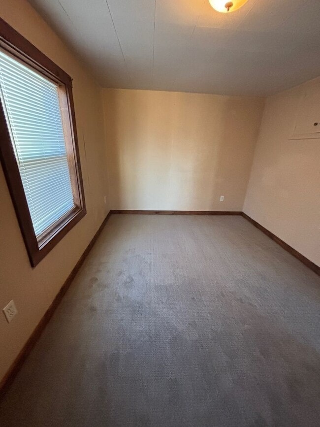 Building Photo - 4 Bedroom with East Gallatin in the backyard