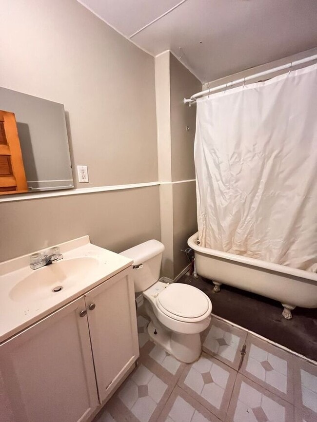 Building Photo - Cozy 2-Bedroom Apartment in a Prime Locati...
