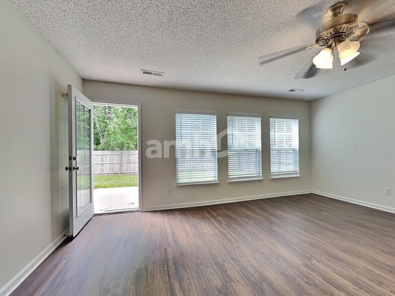 Building Photo - 5057 Thornton Dr