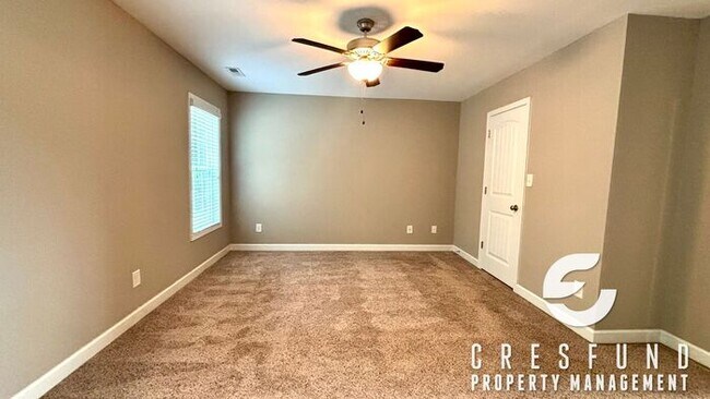Building Photo - Spacious, Stylish & Close to It All – 3 Be...