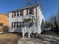 Building Photo - "Charming 2-Bed upper Duplex on Wyckliffe Parkway – Cozy Living Awaits!"