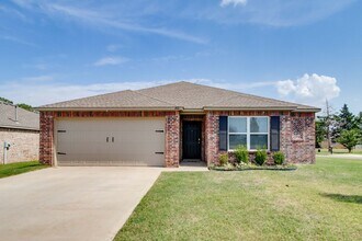 Building Photo - Newer four bed home in Edmond schools