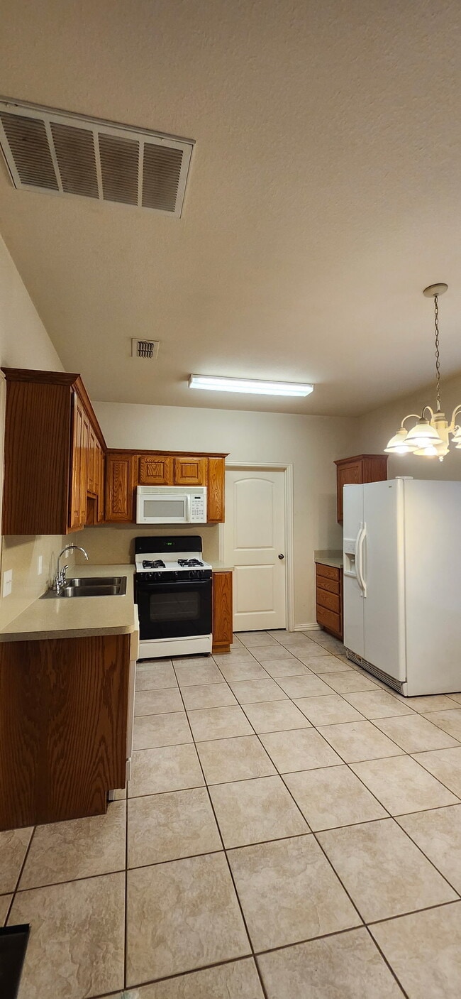 Building Photo - 215 N Prairie St