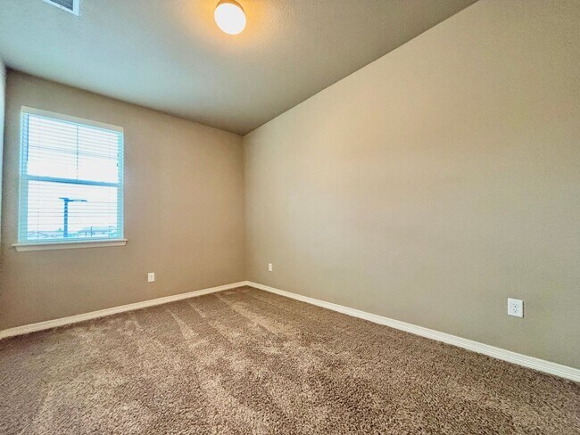 Building Photo - Beautiful 3 bed, 3 bath Townhome in West W...