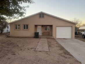 Building Photo - 3 Bed 2 Bath Home