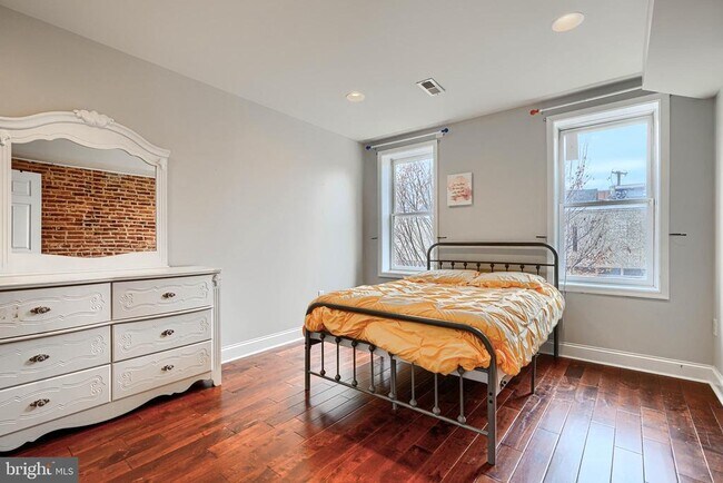 Building Photo - 1730 E Chase St