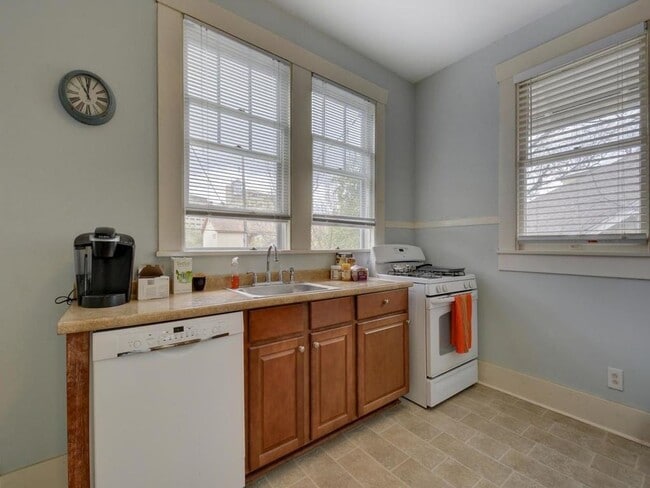 Building Photo - 601 Bellevue Pl