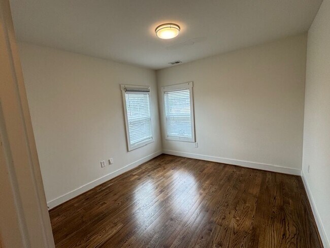 Building Photo - Coming Soon! Nice townhome in convenient East Nashville location!