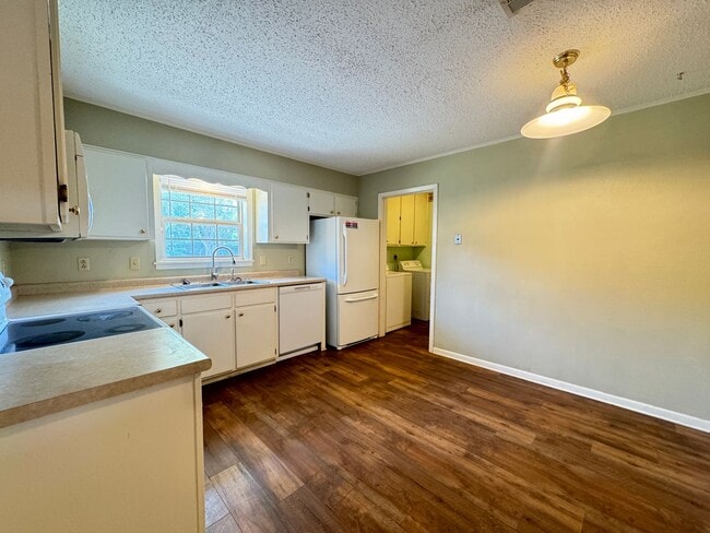 Building Photo - Beautiful 3 Bed 2 Bath Home