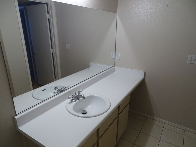 Building Photo - Well Cared For 1 Bed, 1 Bath 2nd Floor West Side Condo