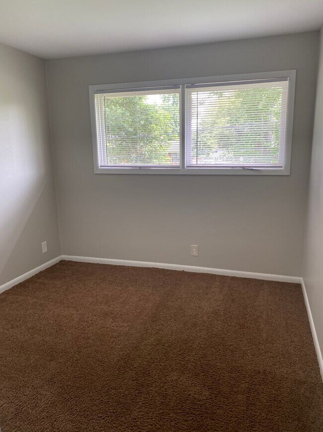 Building Photo - Charming 4 BR, 2 BA, Close to MTSU, 1 Car Garage, Large Carport