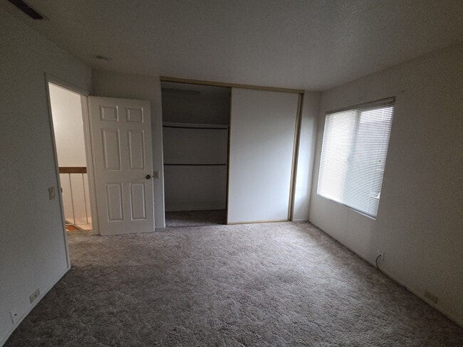 Building Photo - Cozy, Quiet Condo