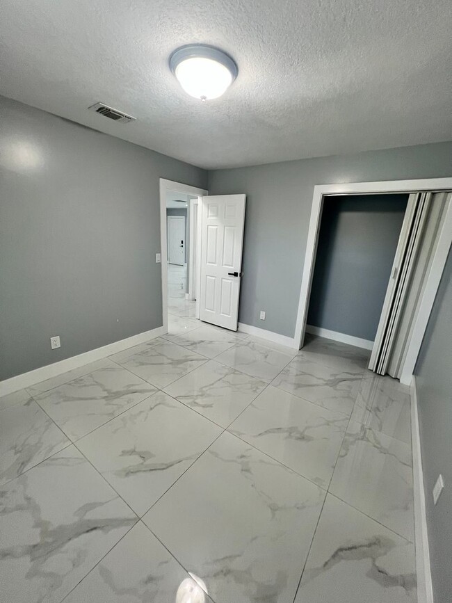 Building Photo - NEWLY RENOVATED 3 BEDROOM 2 BATH HOME- TIL...