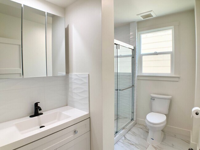 Building Photo - Remodeled! GARAGE PARKING Included! IN-UNI...