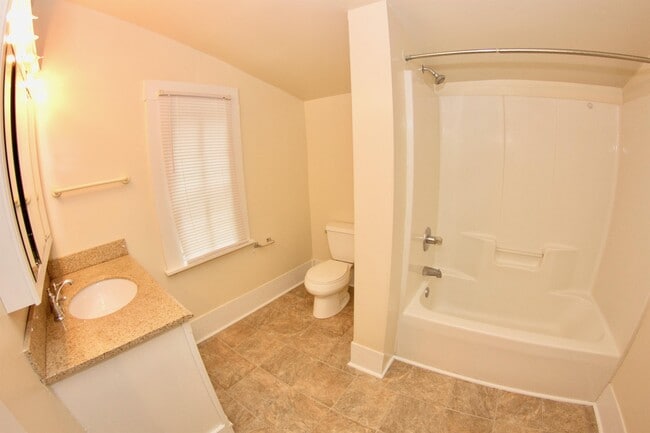 Building Photo - 160 Lyndon Ave