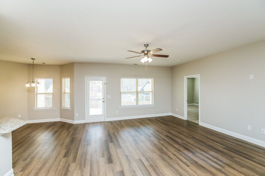 Building Photo - 250 Saddlechase Dr