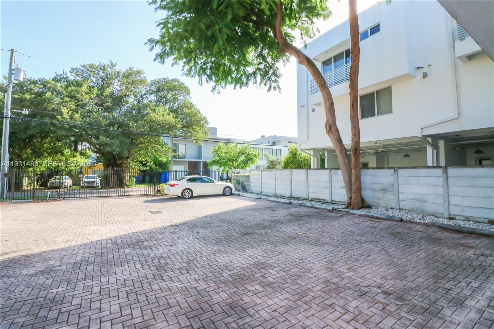 Building Photo - 2947 Coconut Ave