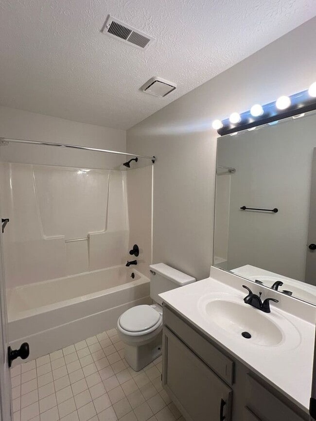 Building Photo - **Charming 2 Bed, 2 Bath Ranch-Style Home ...