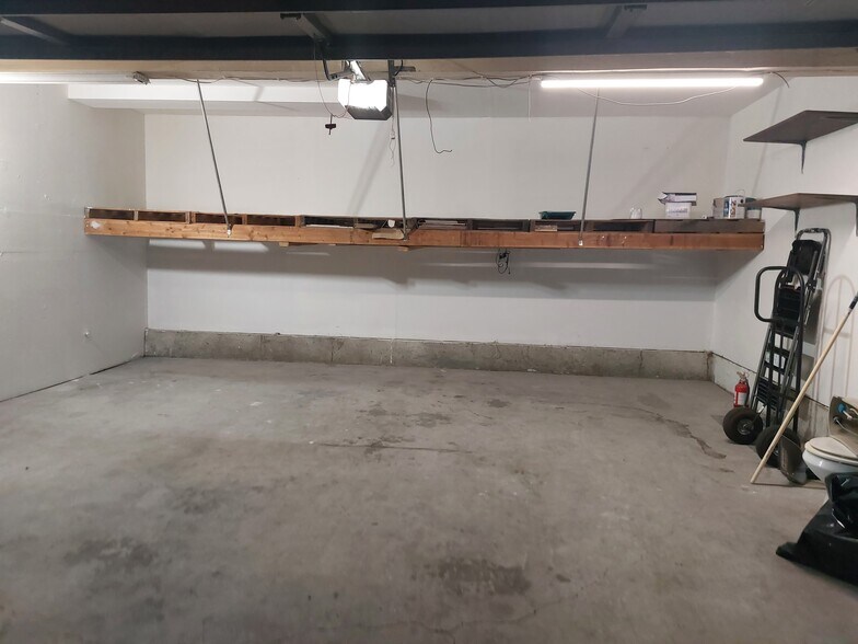 Building Photo - 927 S Downey Pl