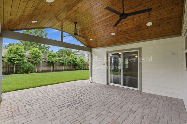 Building Photo - 2207 Saxon Dr