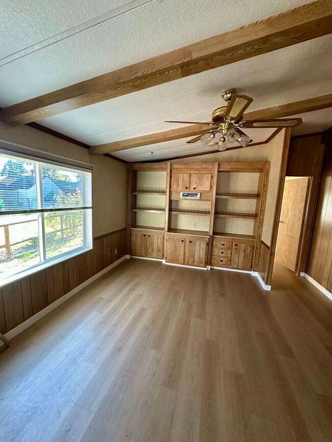 Building Photo - Two Bedroom House